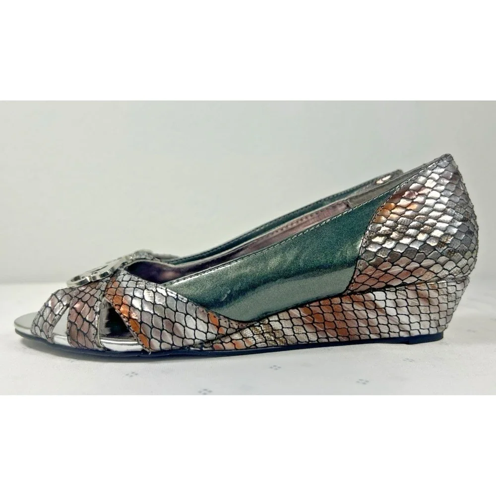 Sharif 1827‎ Womens Pewter Metallic Snakeskin Peep Toe Wedge Sandals Size 7.5 M